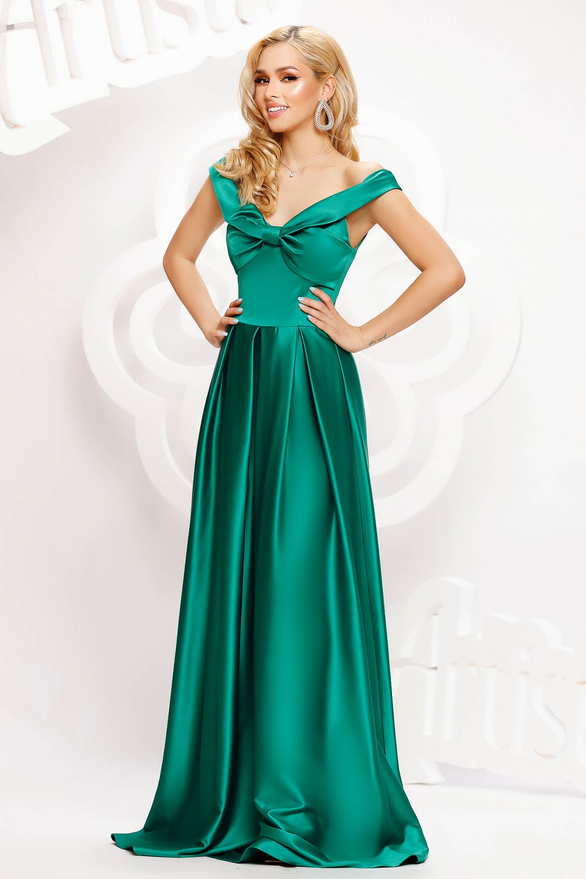 Rochie din satin verde lunga accesorizata cu fundita in zona decolteului Artista