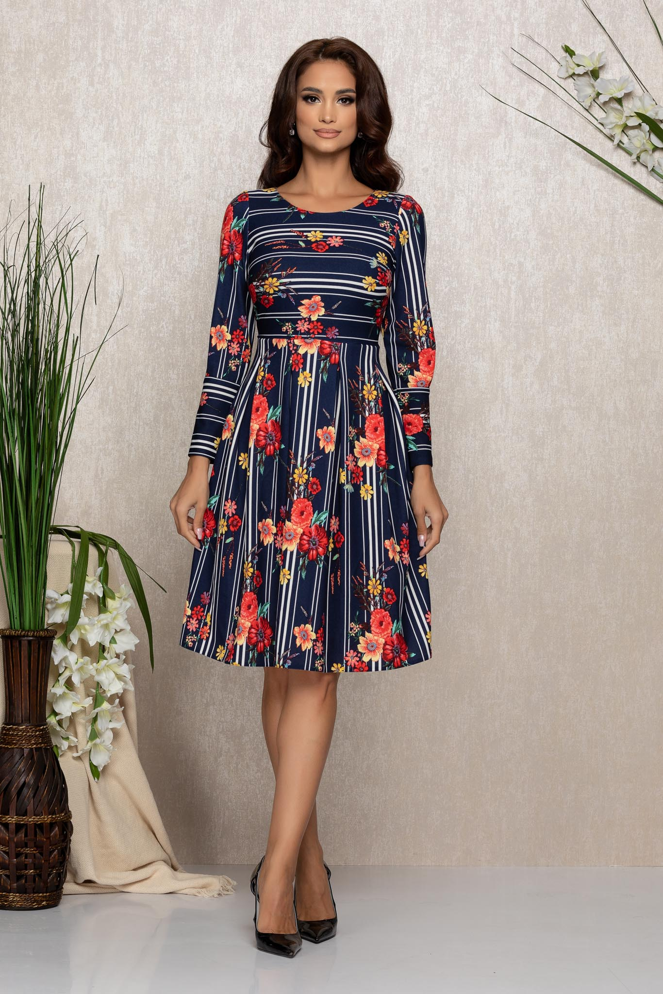 Rochie Bleumarin midi cu imprimeu floral pentru o tinuta confortabila dar chic Moze Flory