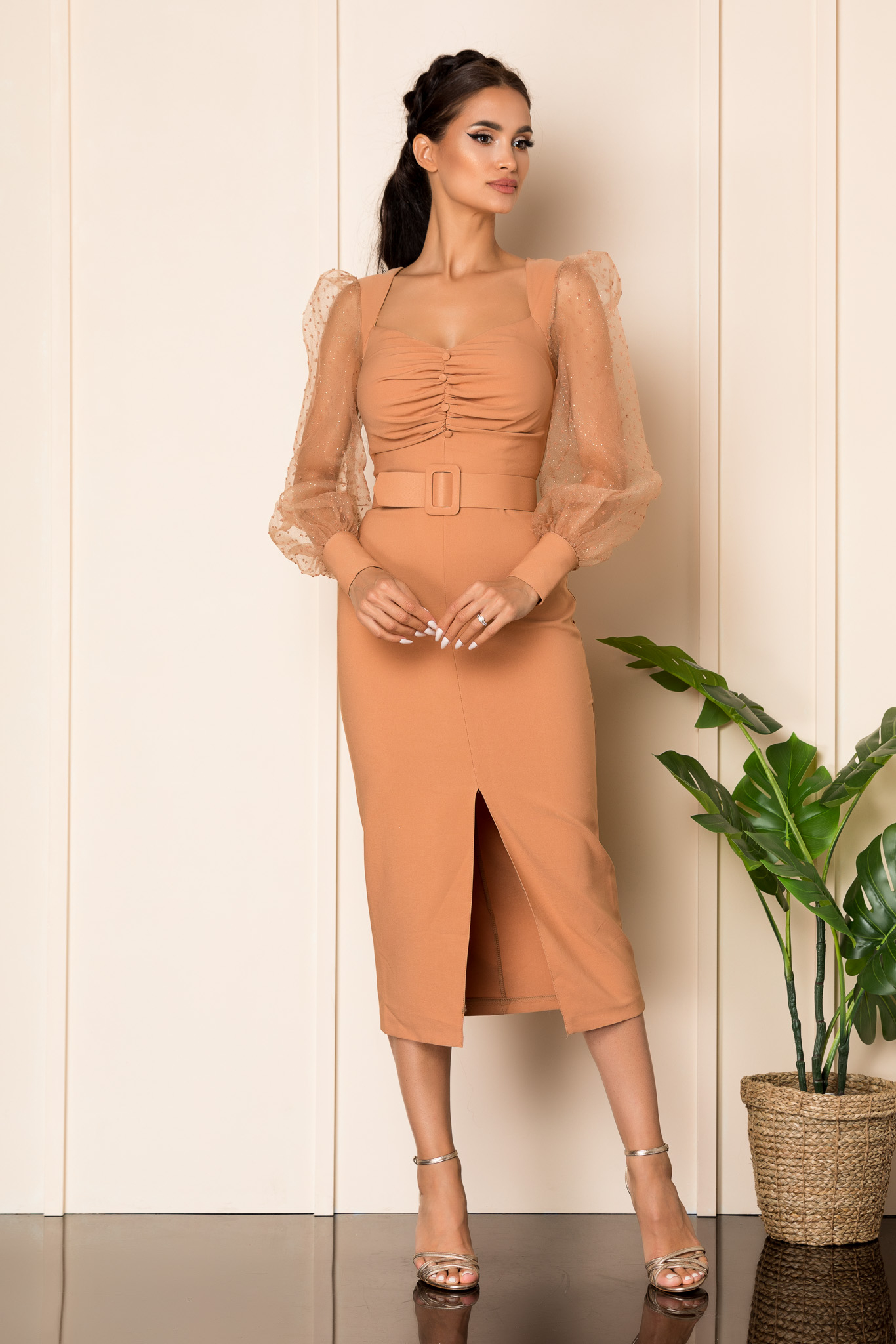 Rochie Caramel midi cu un croi elegant ce iti pune in valoare feminitatea Margott