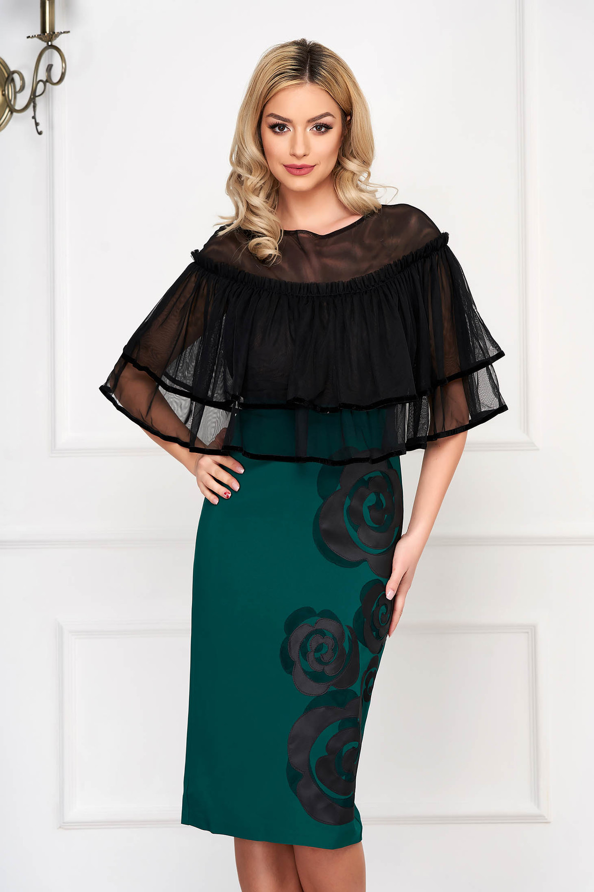 Rochie LaDonna verde midi de ocazie tip creion cu un croi mulat cu volanase din tul