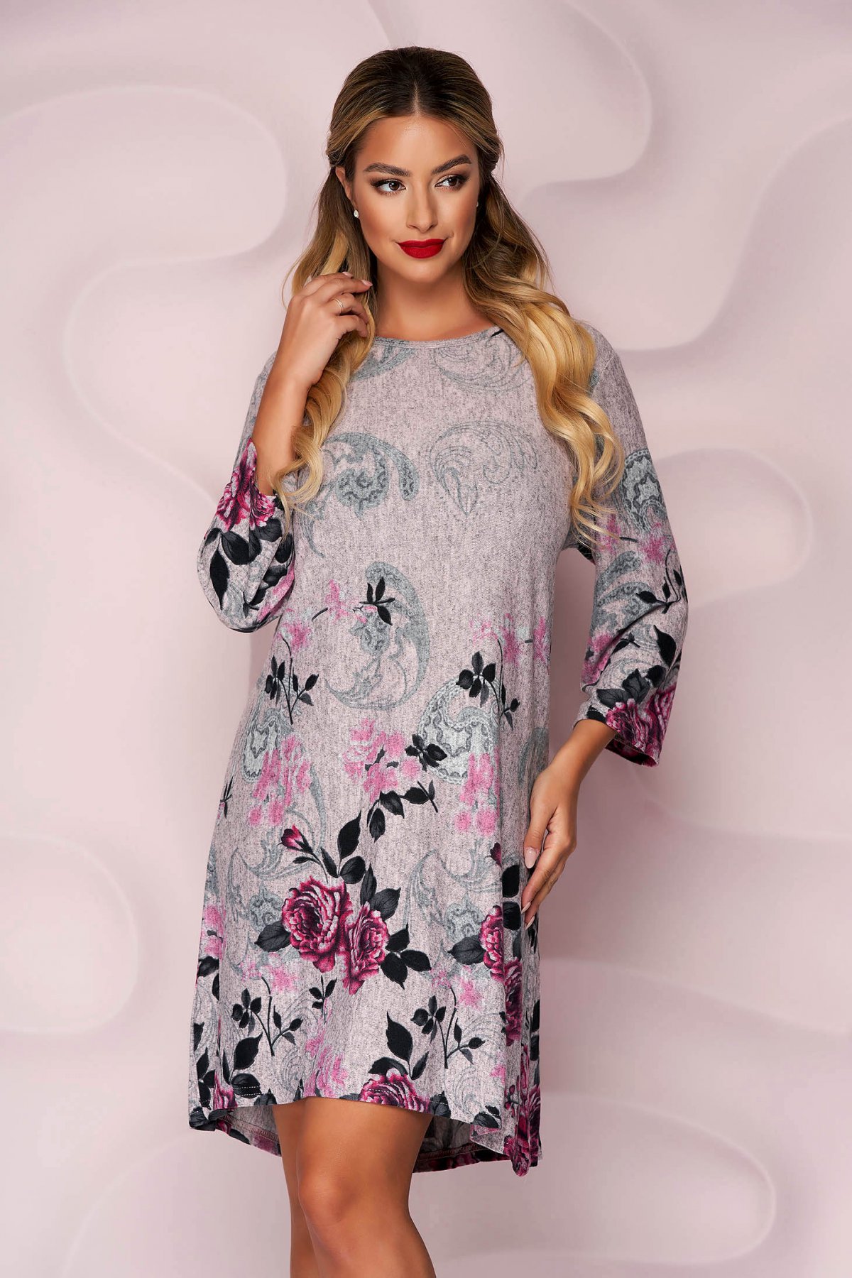 Rochie Lady Pandora roz prafuit din tricot subtire si elastic cu un croi drept si imprimeu floral