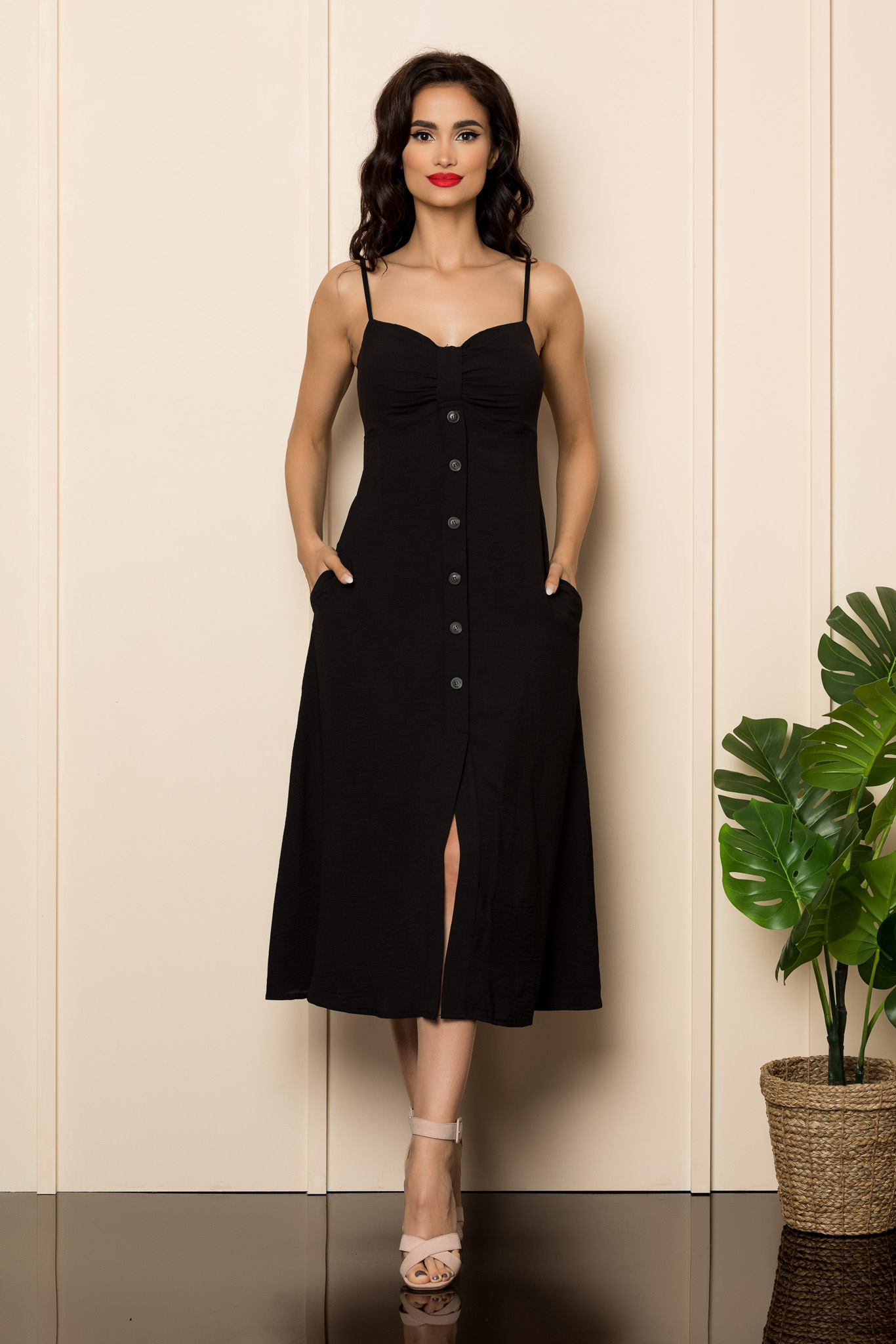 Rochie Neagra de vara midi cu bretele subtiri accesorizata cu nasturi decorativi are un design delicat ce iti pune in valoare frumusetea Amna