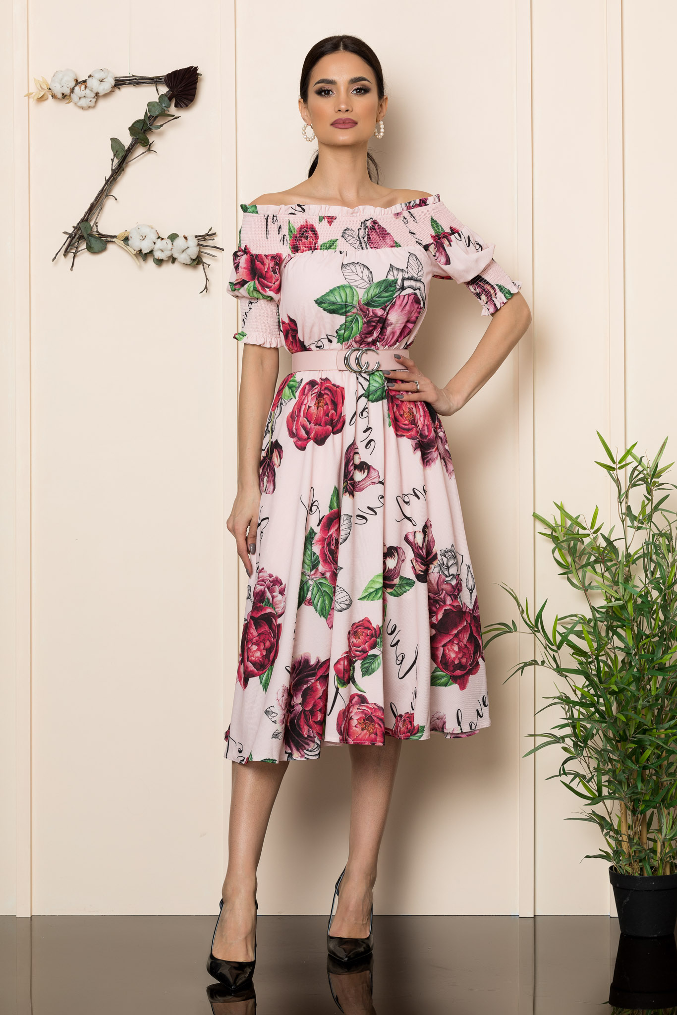 Rochie Rose eleganta din crepe cu imprimeu floral ideala pentru o tinuta plina de rafinament Sabrina