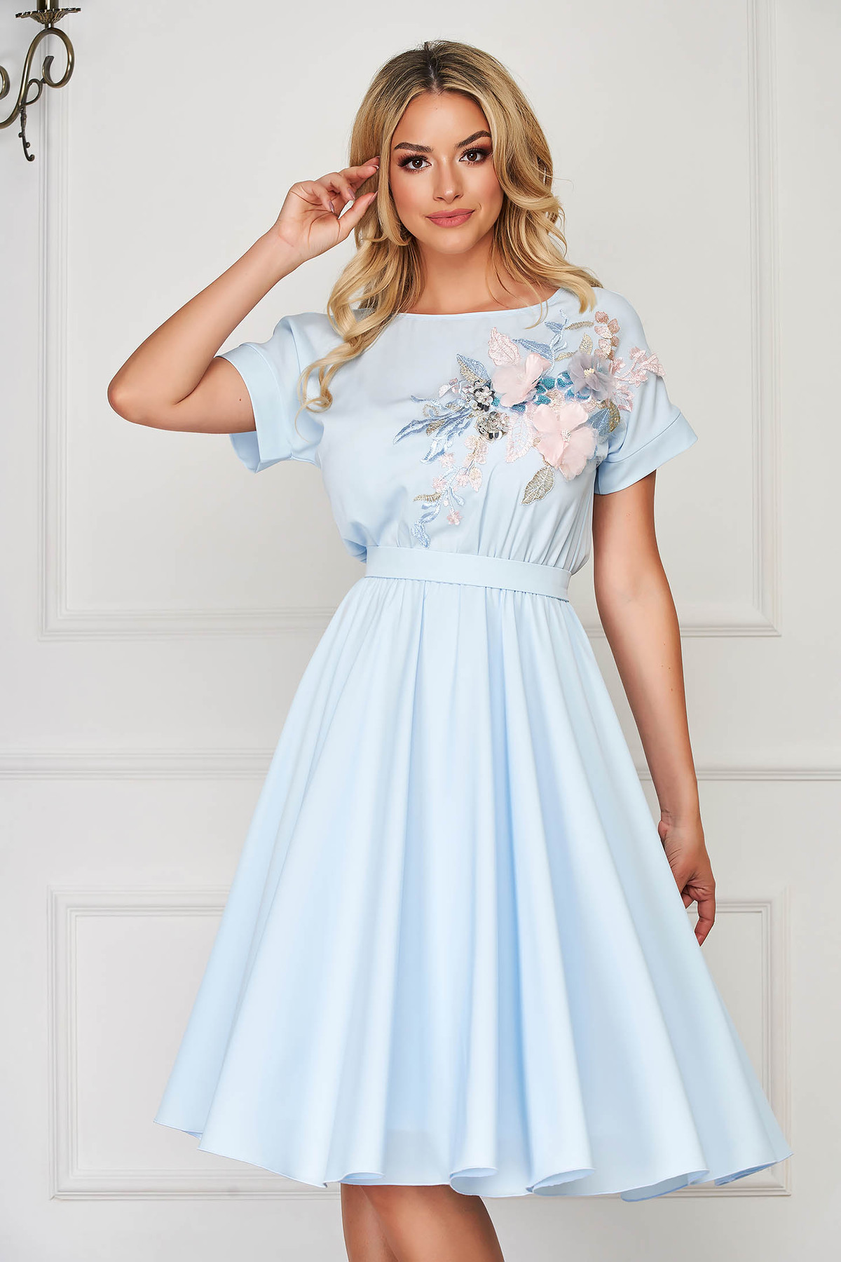 Rochie de seara bleu cu broderie florala in zona decolteului rotund StarShinerS