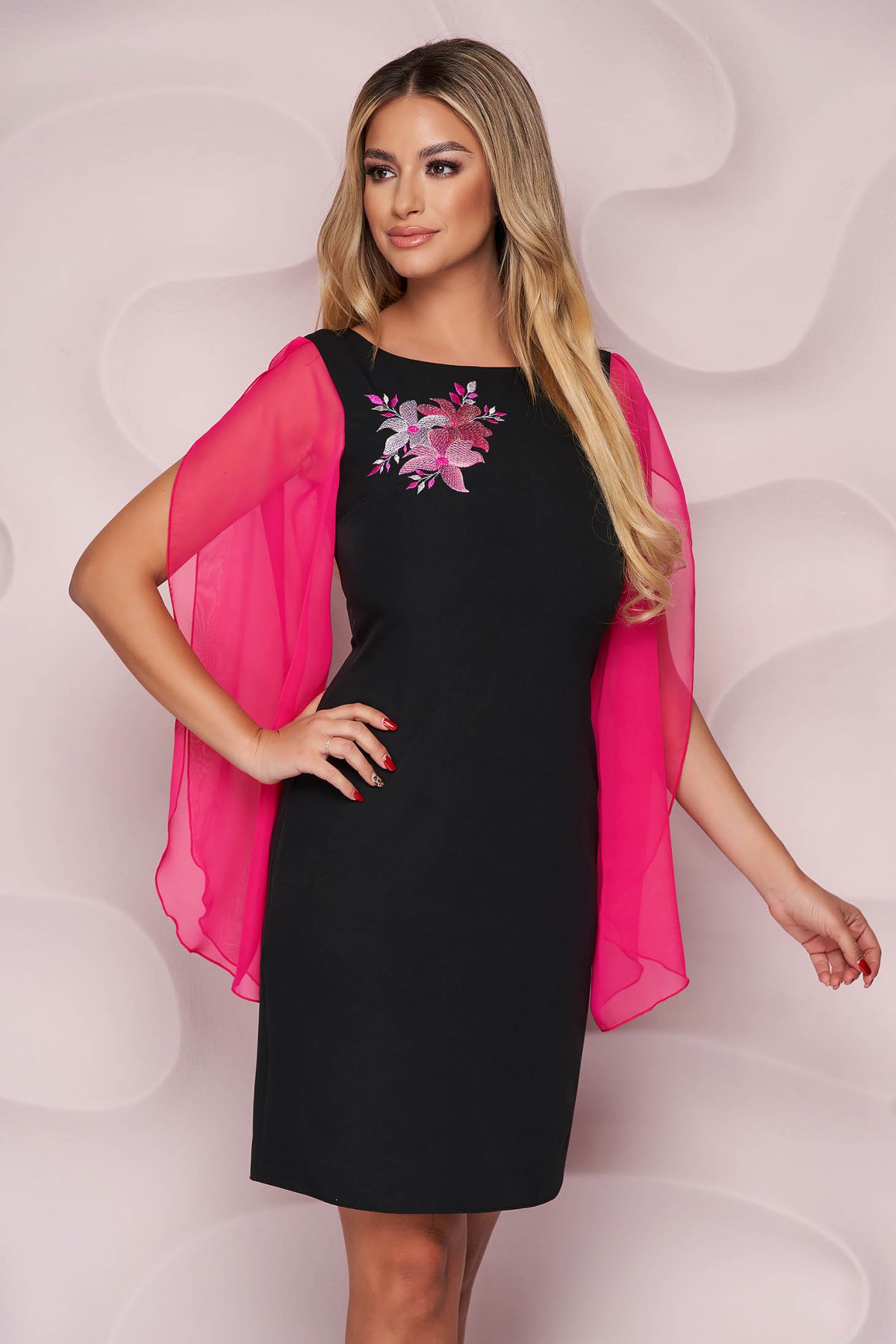 Rochie de soacra eleganta neagra cu maneci decupate din voal fucsia si aplicatie florala StarShinerS