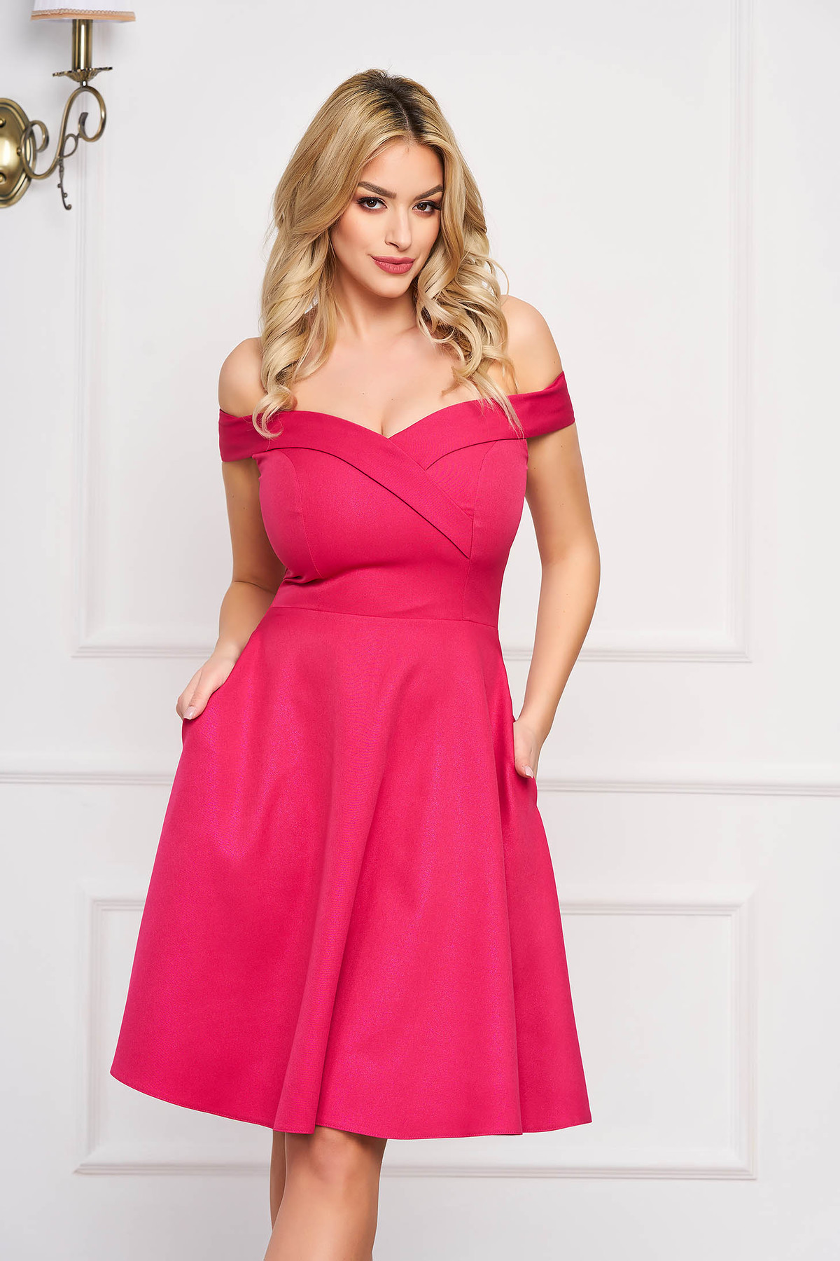 Rochie StarShinerS fuchsia midi de ocazie din stofa usor elastica in clos cu umeri goi