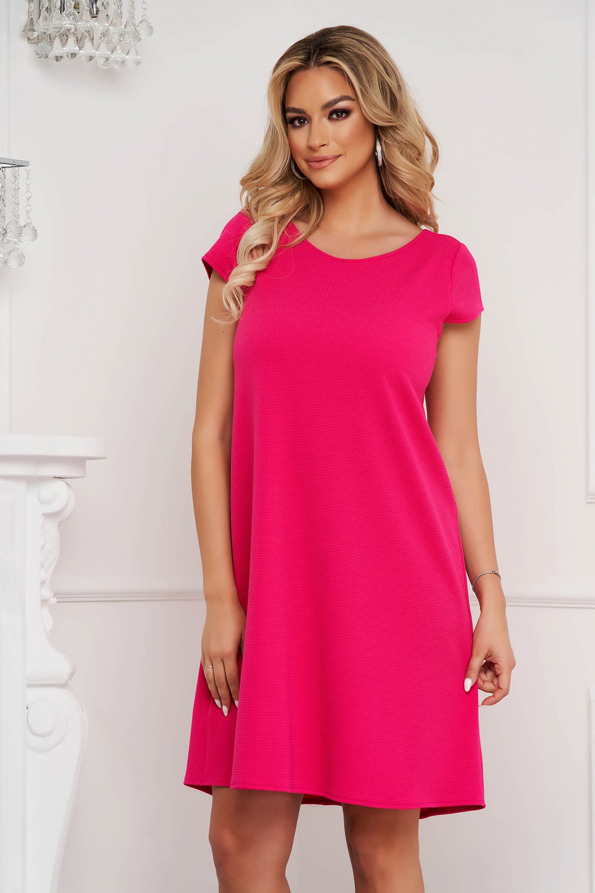 Rochie scurta fucsia cu spatele decupat realizata din material creponat cu croi larg StarShinerS