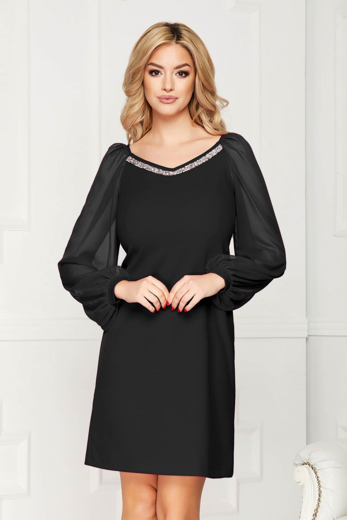 Rochie StarShinerS neagra scurta de ocazie cu un croi drept cu maneci din voal cu pietre stras la decolteu