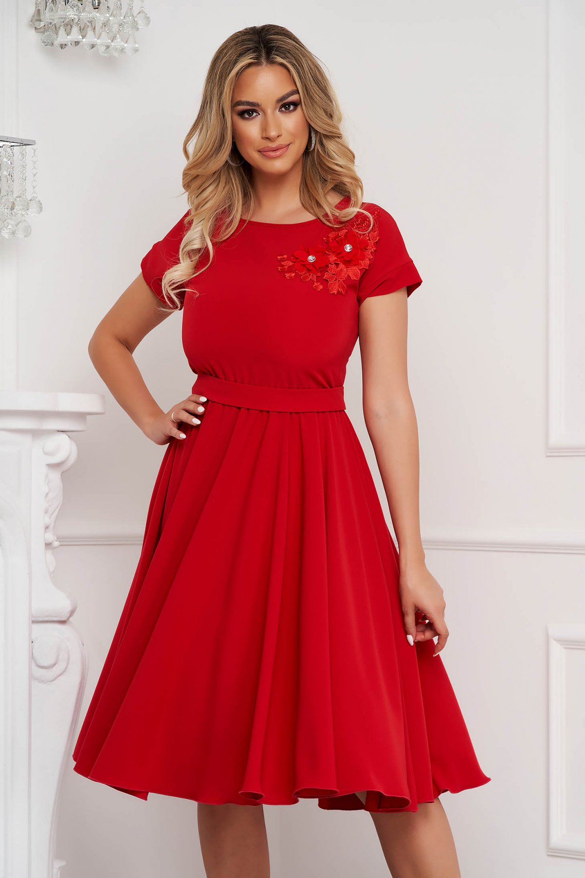 Rochie de seara rosie cu broderie florala in zona decolteului rotund StarShinerS