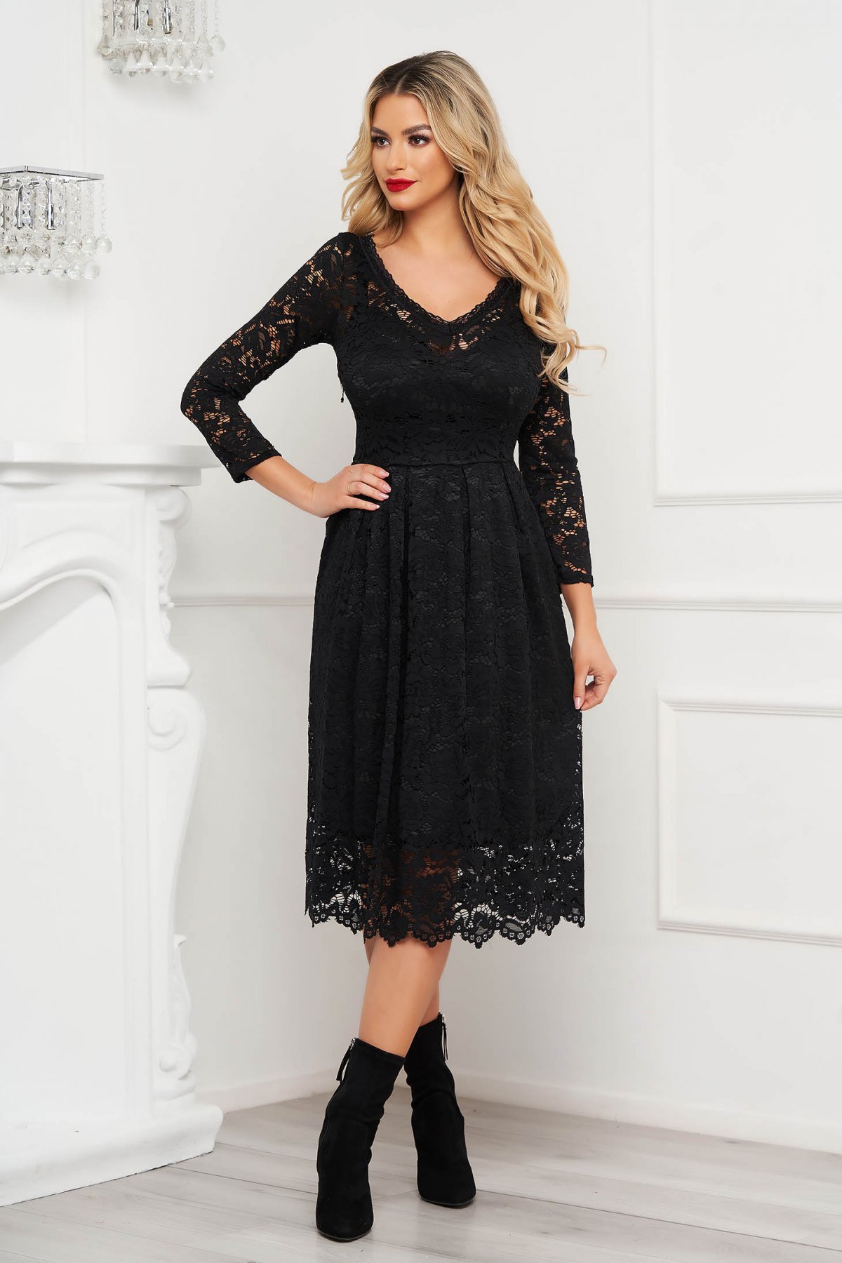 Rochie SunShine neagra in clos din dantela cu bust buretat