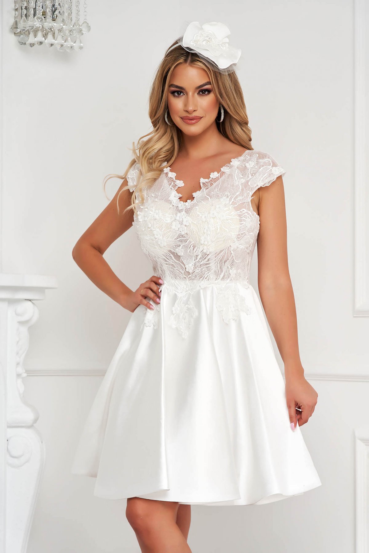 Rochie scurta de cununie civila alba in clos din material satinat si dantela