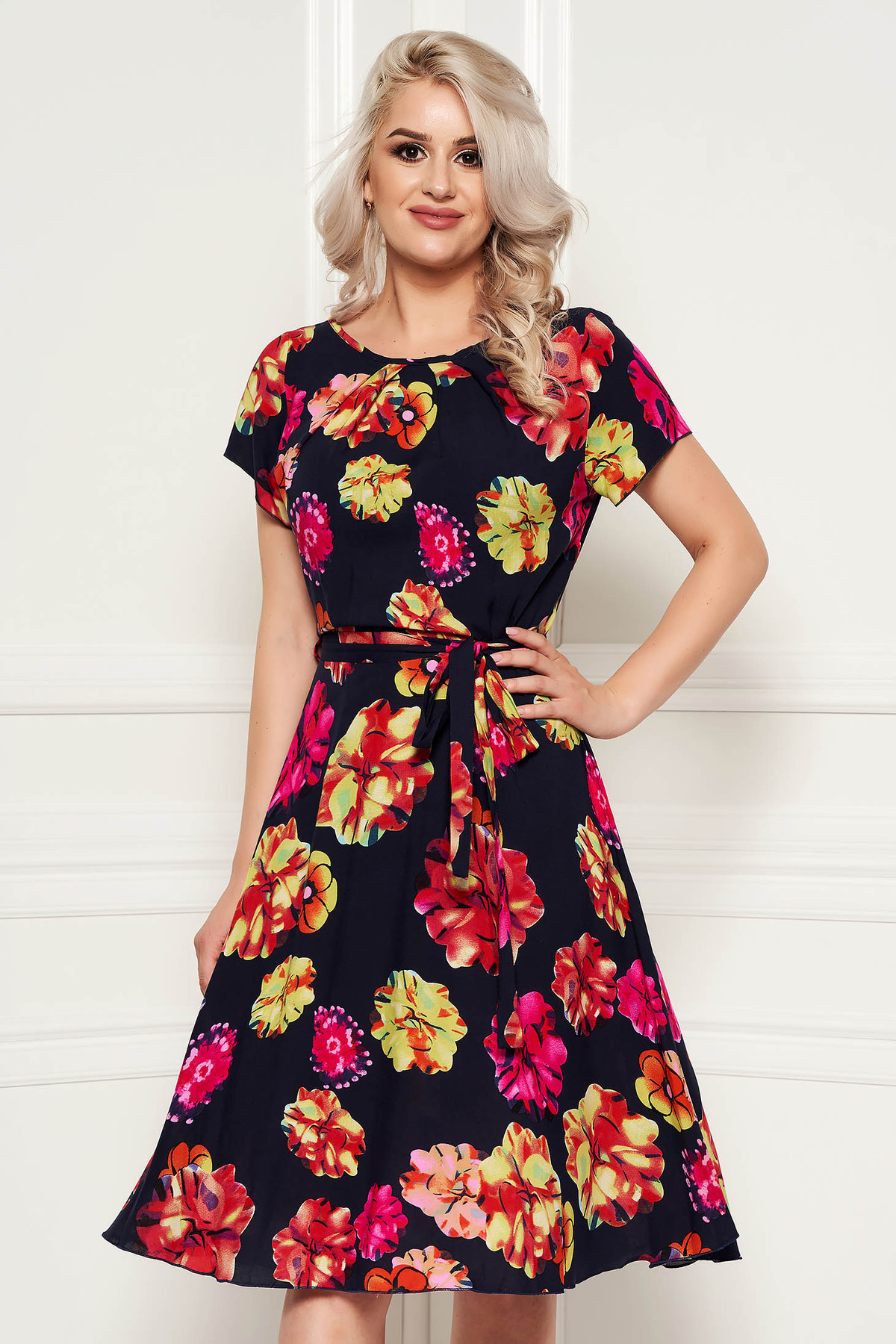 Rochie albastru-inchis cu imprimeu floral accesorizata cu cordon