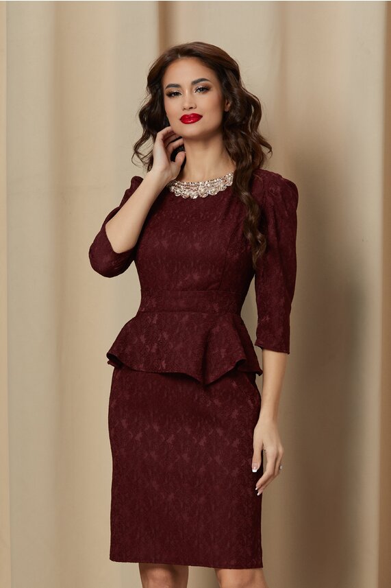 Rochie bordo eleganta accesoriata cu decolteu si peplum in talie   Ella Collection Camilla