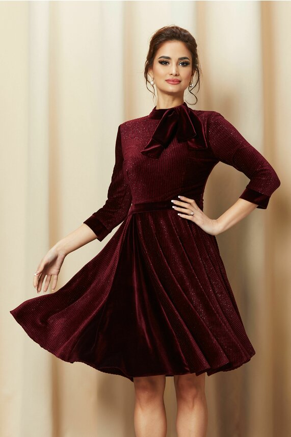 Rochie de seara cu maneci trei sferturi bordo eleganta cu guler cu fundita accesorizata  MBG