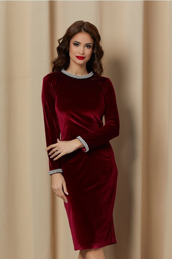 Rochie de ocazie din catifea bordo eleganta accesorizata cu perlute in zona decolteului  Dy Fashion