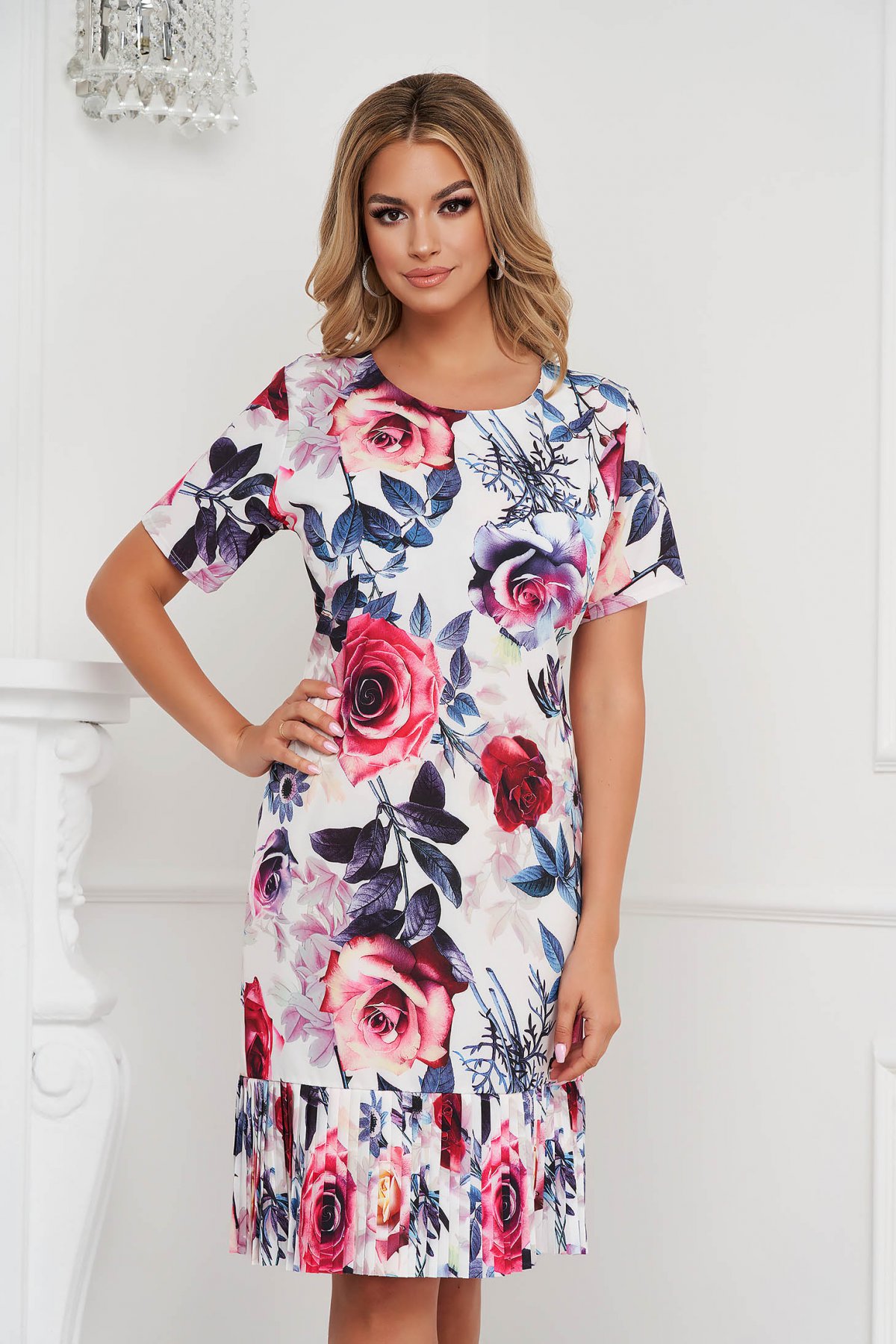 Rochie cu imprimeu floral cu un croi drept cu pliuri de material