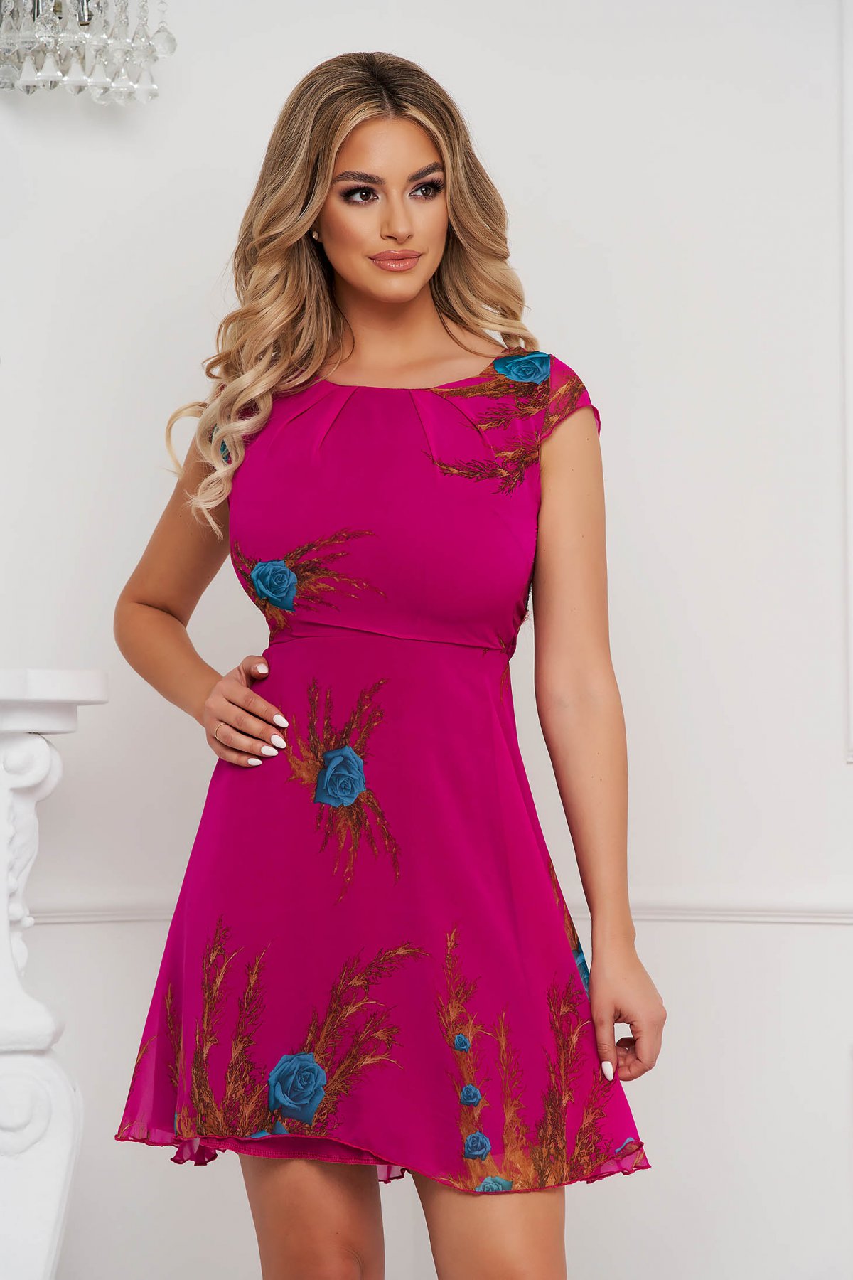 Rochie de zi fucsia scurta din voal cu imprimeu floral si croiala in clos feminina