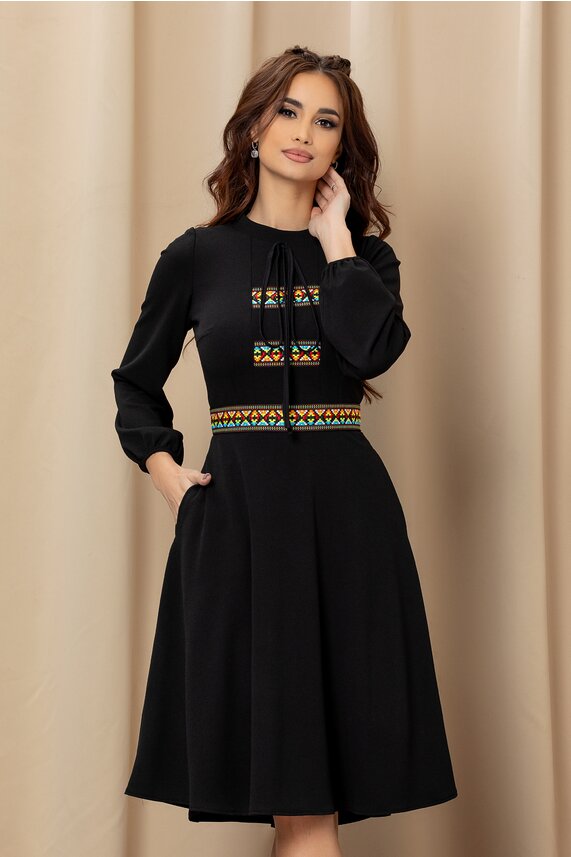 Rochie neagra de primavara cu imprimeu cu motive traditionale Moze