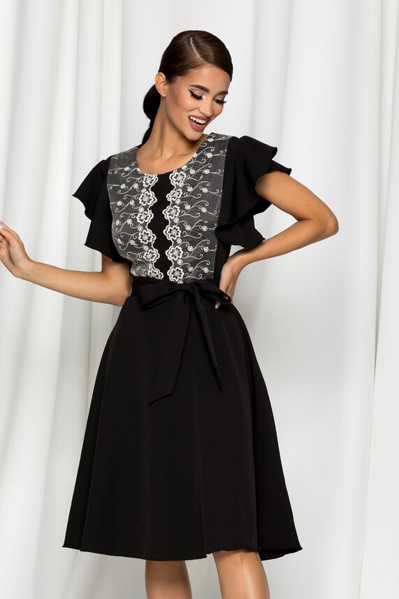 Rochie neagra accesorizata cu broderie si maneci scurte cu volanas si decolteu rotund cu inchidere cu fermoar Medeea