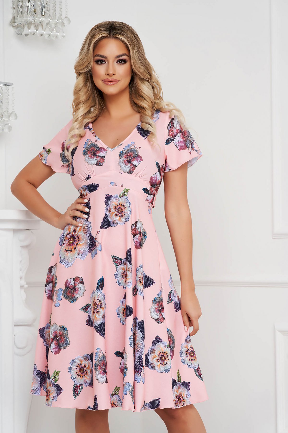 Rochie de zi office midi roz deschis eleganta cu maneci scurte tip volanas si imprimeu floral