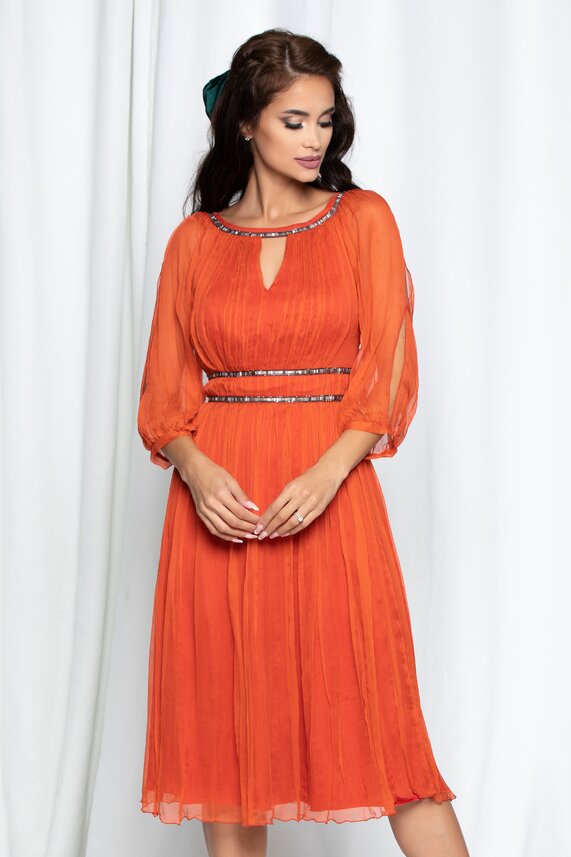 Rochie orange accesorizata cu strasuri si decolteu rotund cu decupaj in V si maneci trei sferturi  Ginette