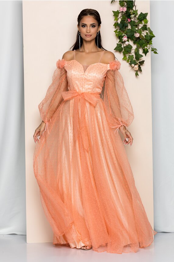 Rochie de seara peach lunga accesorizata cu flori din tulle cu maneci lungi si cordon  Lucinda