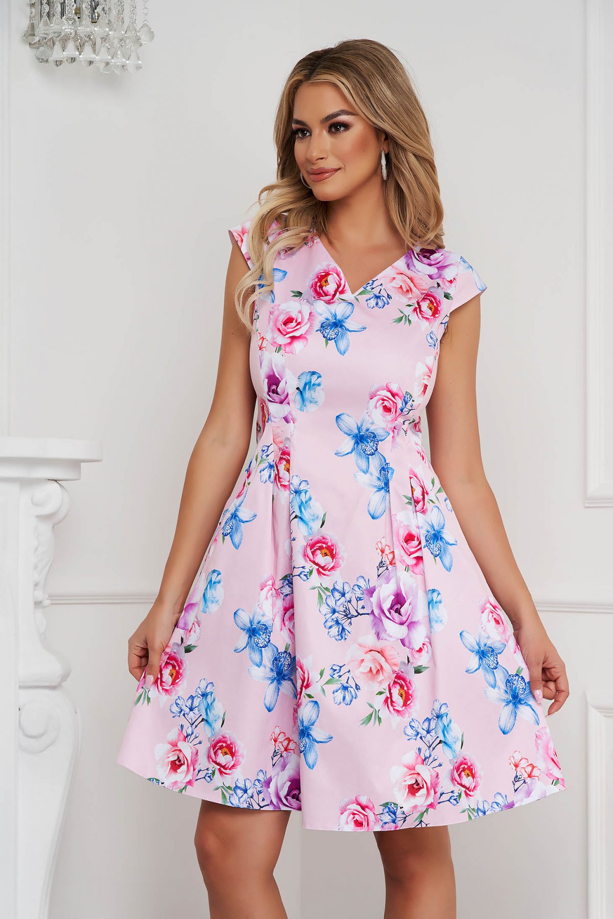 Rochie scurta in clos din material fin la atingere cu buzunare si imprimeu floral