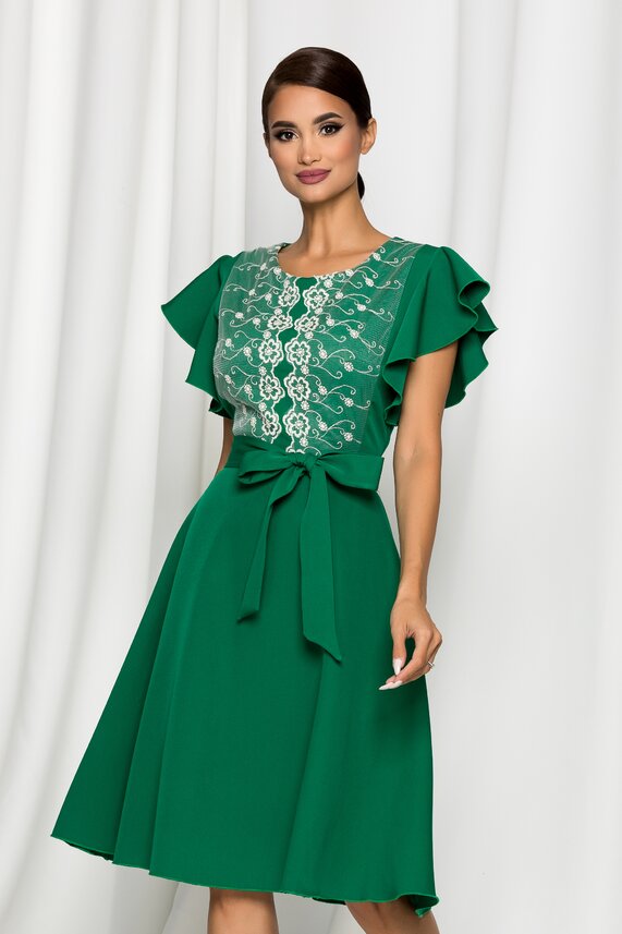 Rochie verde accesorizata cu broderie si maneci scurte cu volanas si decolteu rotund cu inchidere cu fermoar Medeea