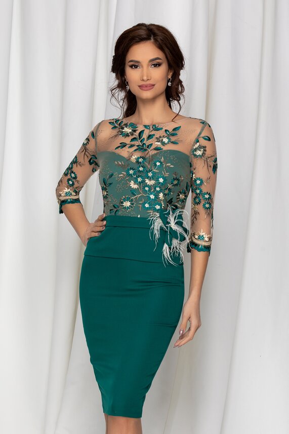 Rochie mulata verde de seara cu broderie florala si maneci trei sferturi transparente MBG