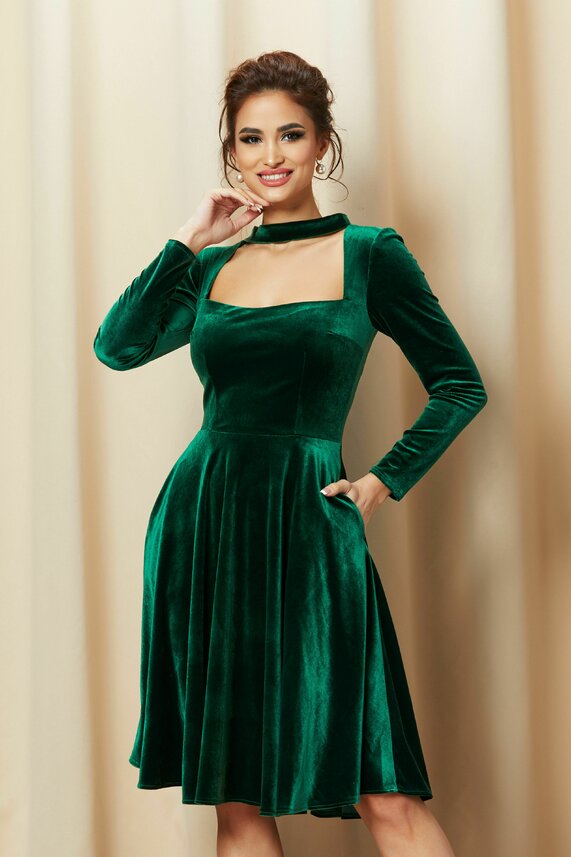 Rochie verde eleganta din catifea si decolteu patrat    Moze