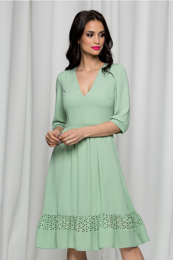 Rochie verde midi cu decolteu in V si umeri bufanti cu maneci trei sferturi si volanas  Moze