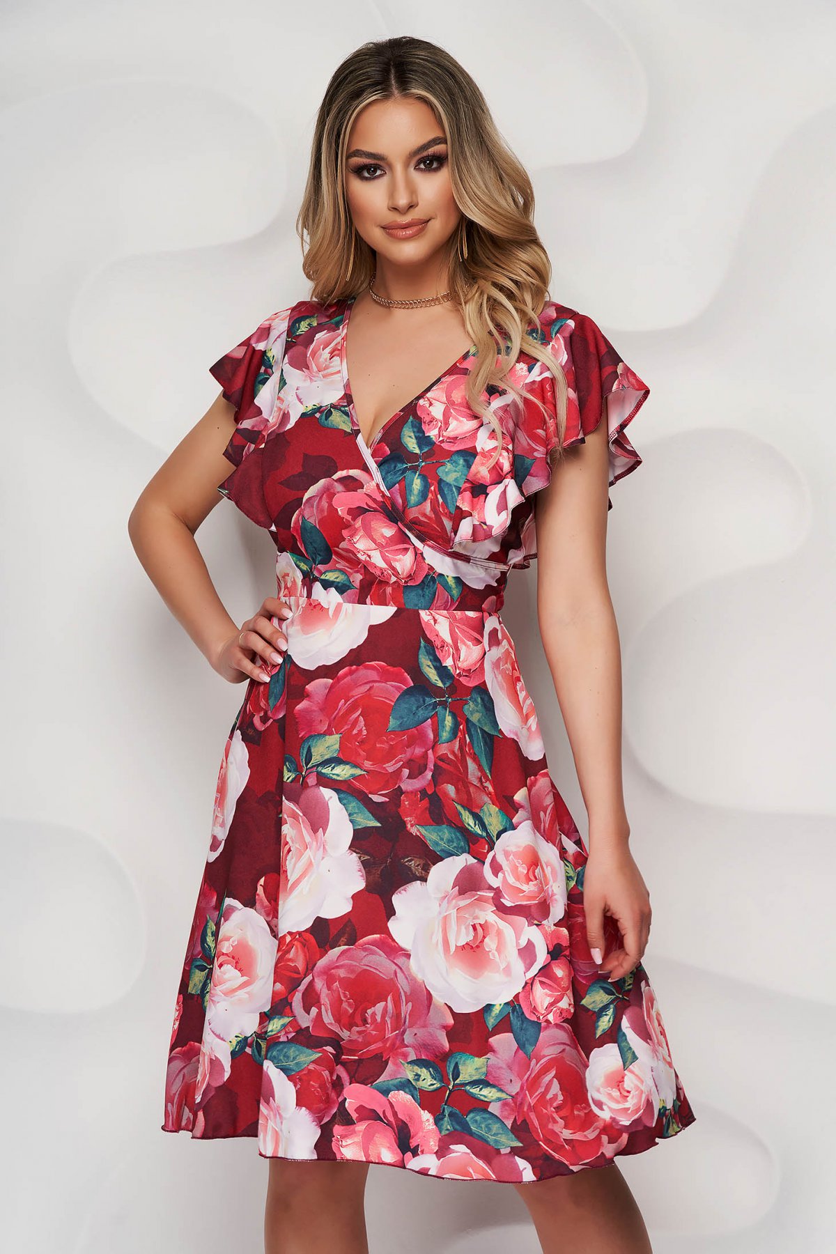 Rochie cu imprimeu floral si volanase visinie in clos din material usor elastic